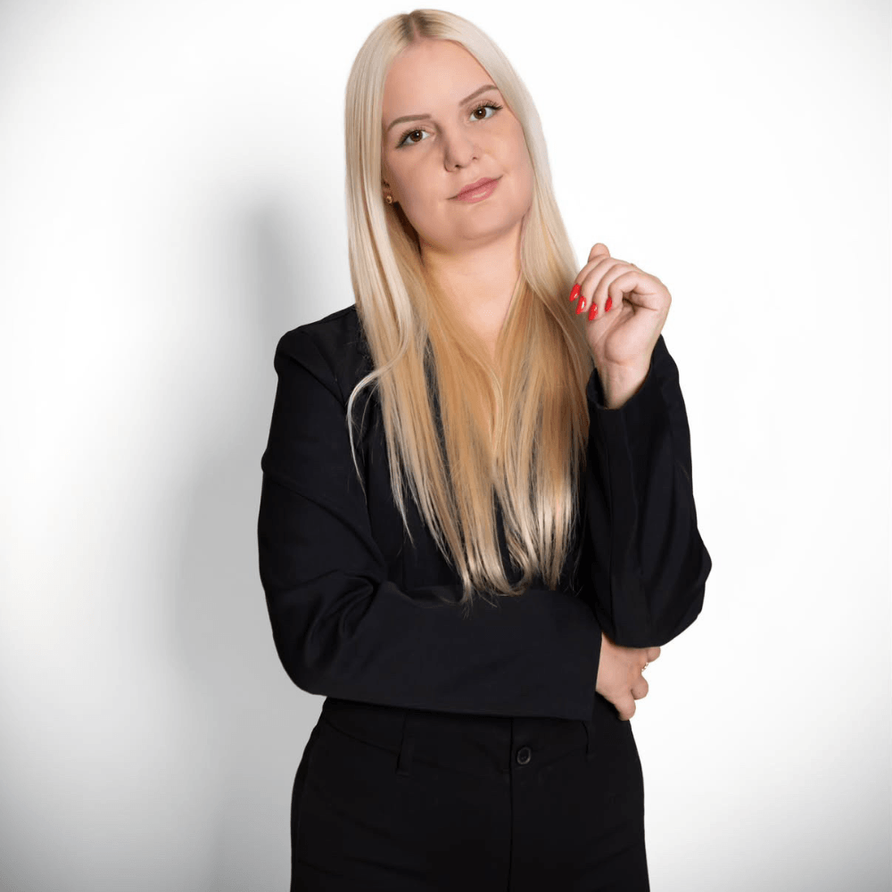 Lili – Glow Up Nails