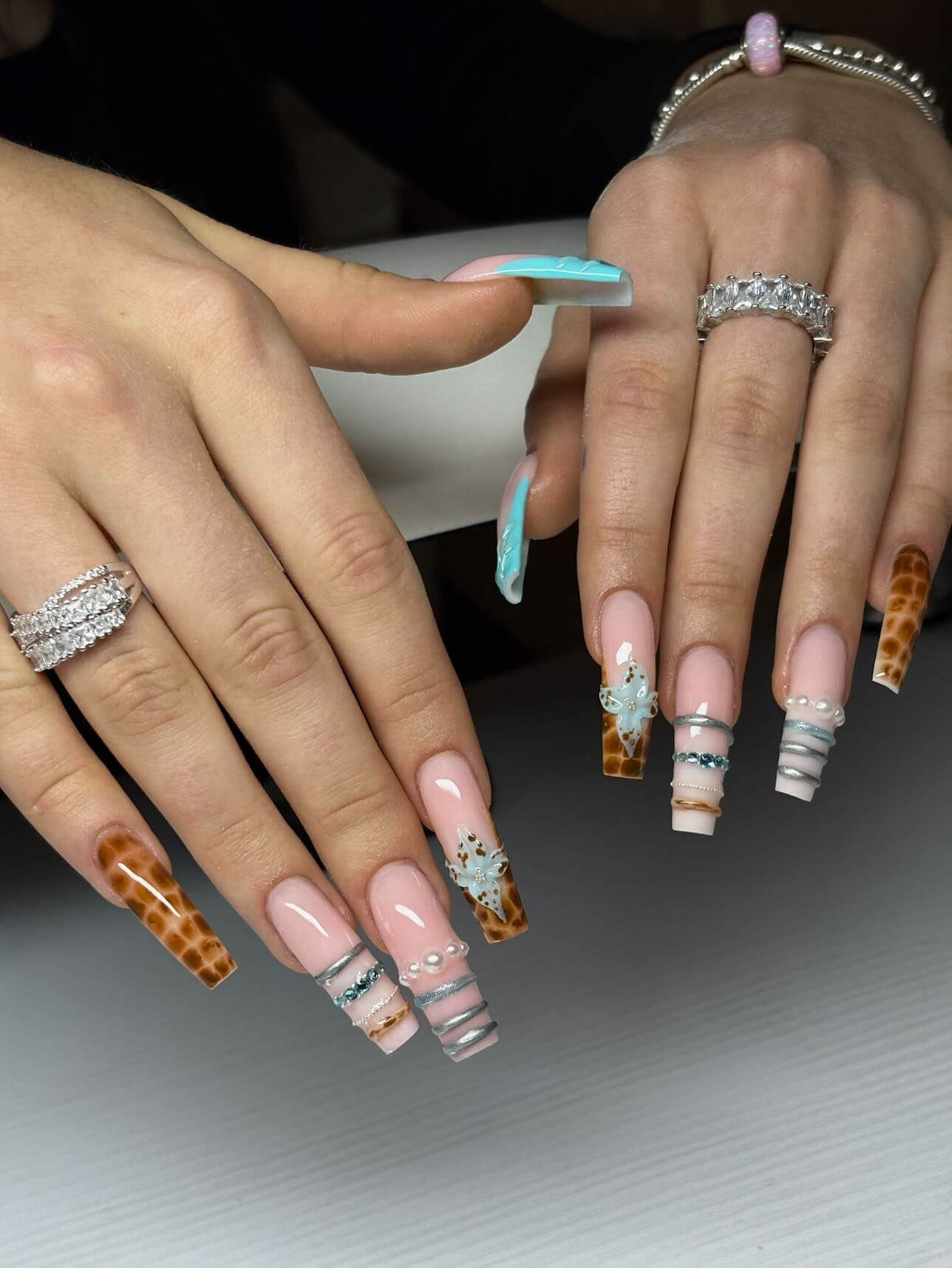 Egyedi műkörömdíszítés – Glow Up Nails & Beauty Salon