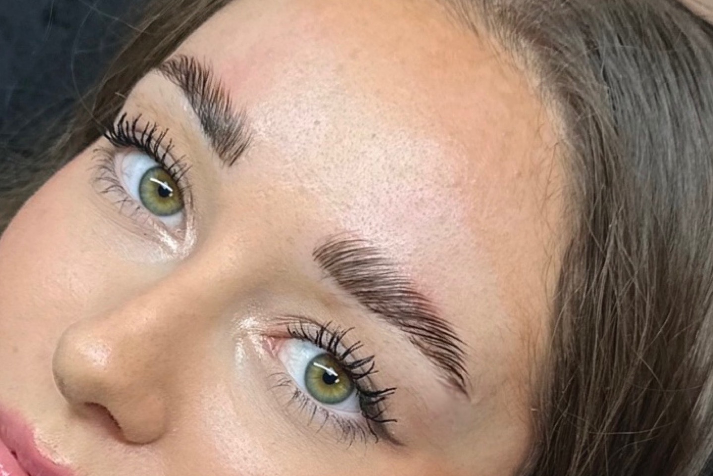 Szemöldöklaminálás – precízen formázott szemöldök és zöld szemek, Glow Up Nails