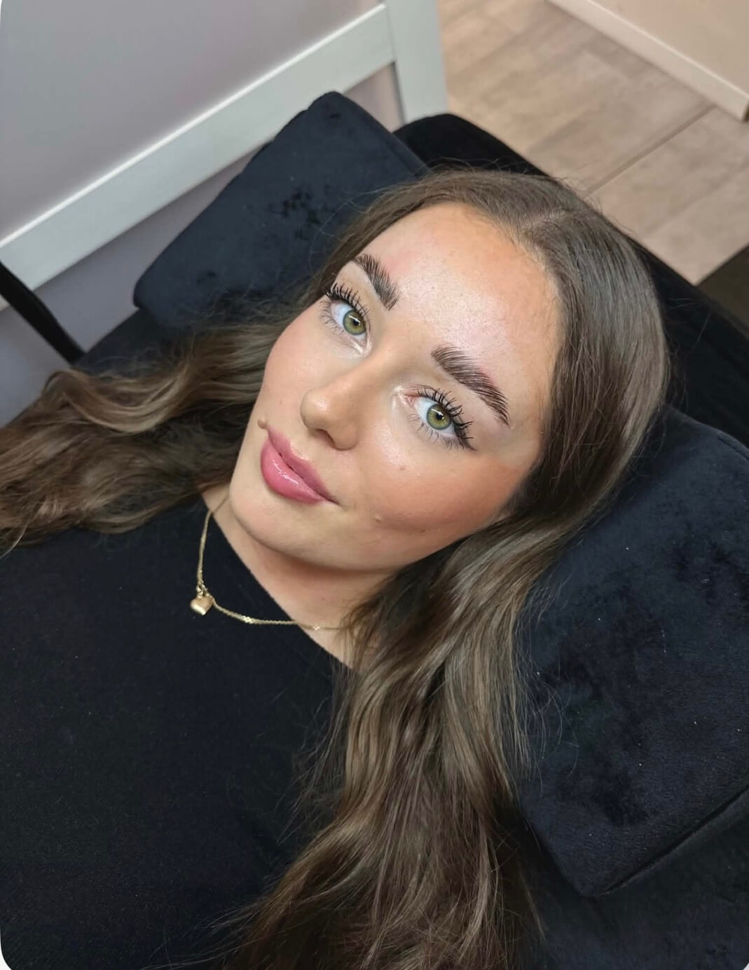 Szemöldöklaminálás eredménye – Glow Up Nails & Beauty Salon